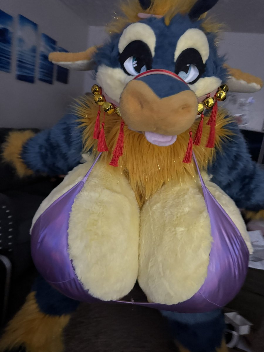 HAPPY CHRISTMAS EVERYFUR!

Have a good one <3 and if you’re feeling generous feel free to leave a gift for your favorite bou~

throne.com/bongwaterbou