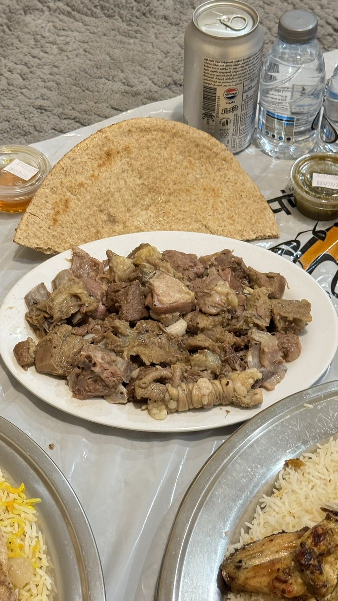7_sh23's tweet image. لاحظت اننا كسعوديين نحب الاكل الحضرمي وطريقة التقديم لان الاكلات الشعبية الحضرمية تشهي .. مثل المقلقل والمكموت واللحم والبهارات هذا مطعم الموروث له 4 سنوات وهم جودة ثابته وتقييمات عاليه والله شي واو مقلقل اللحم واوو مطعم الموروث التقييم بقوقل ماب تجاوز 3000 تقييم والاكل لذيذ🔥😋…