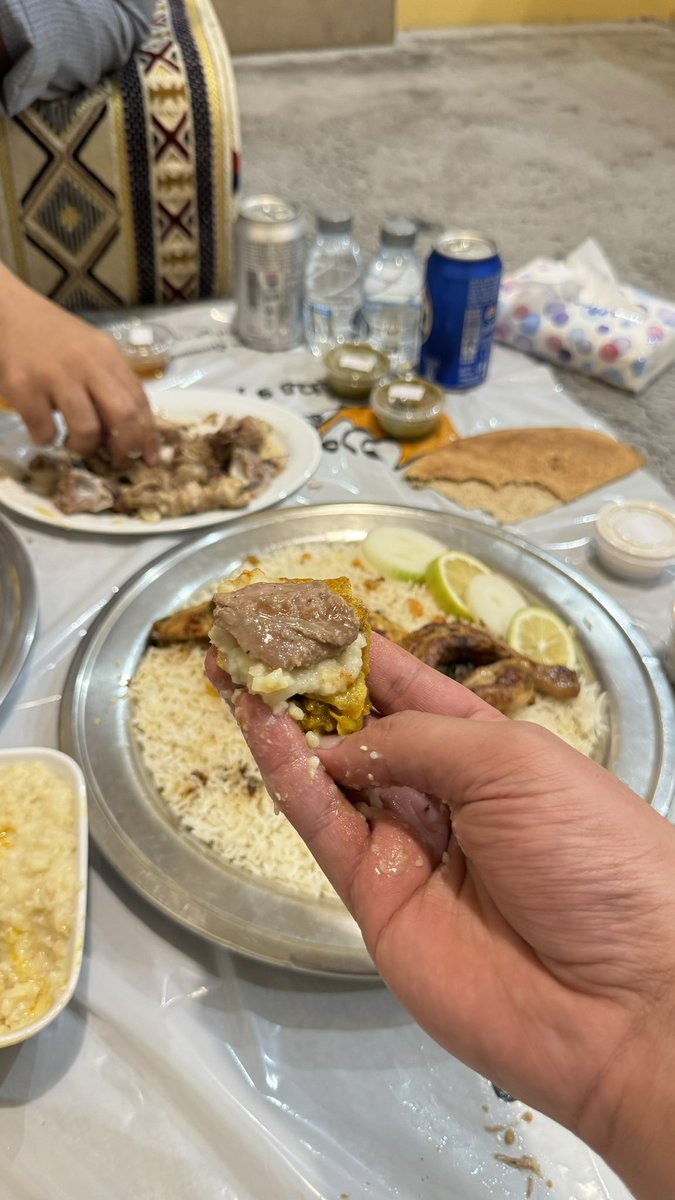 7_sh23's tweet image. لاحظت اننا كسعوديين نحب الاكل الحضرمي وطريقة التقديم لان الاكلات الشعبية الحضرمية تشهي .. مثل المقلقل والمكموت واللحم والبهارات هذا مطعم الموروث له 4 سنوات وهم جودة ثابته وتقييمات عاليه والله شي واو مقلقل اللحم واوو مطعم الموروث التقييم بقوقل ماب تجاوز 3000 تقييم والاكل لذيذ🔥😋…