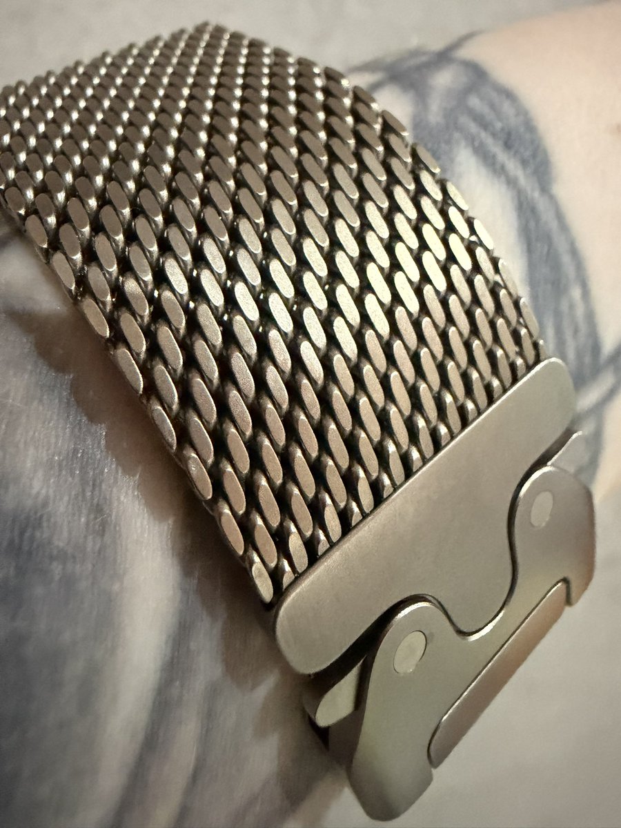flawedgirl's tweet photo. Le beau bracelet milanais en titane 🤩 J’adore le style ⌚️ #Apple #AppleWatch #AppleWatchBand https://t.co/rul6DDGuNR