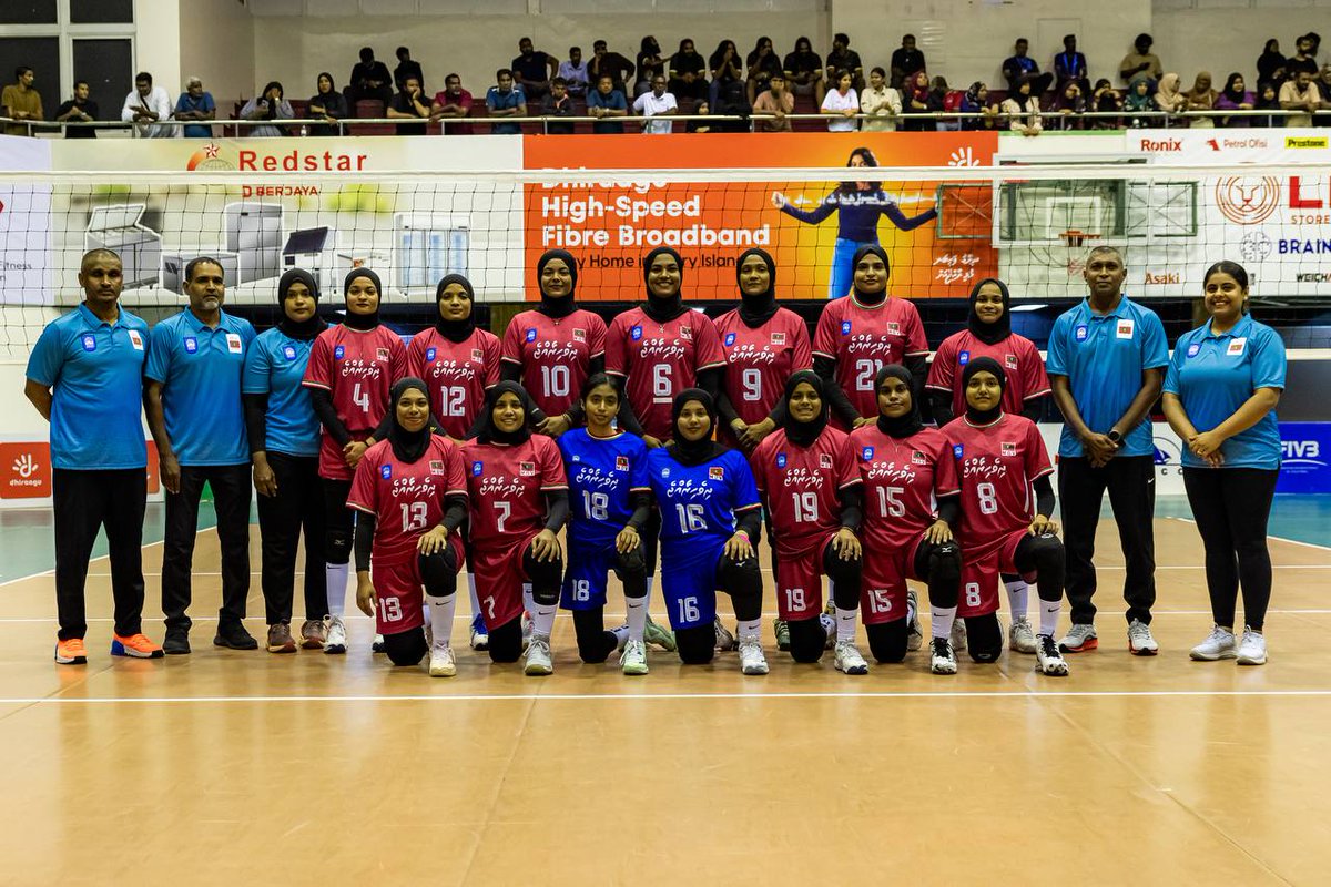 ދިވެހިރާއްޖޭގެ ޤައުމީ އަންހެން ވޮލީބޯޅަ ޓީމު، ކާވާ ކަޕް 2025 ގައި މޮޅު ކުޅުމެއް ދައްކައި، މުބާރާތުގެ ފައިނަލަށް ދަތުރުކުރުމަކީ ވަރަށް ބޮޑު ފަޚުރެއް.

މިރޭ އޮންނަ ފައިނަލްމެޗު ކާމިޔާބުކޮށް މުބާރާތުގެ ޗެމްޕިއަންކަން ދިވެހީންނަށް ލިބުމަކީ އަޅުގަނޑުމެން އެންމެންގެވެސް އުންމީދު.