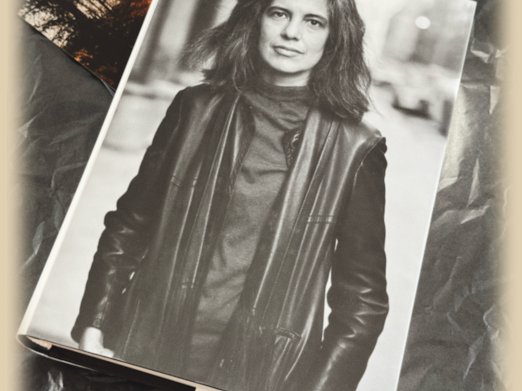 розіграш за донат від 100 грн:
• дзеркало;
• книжка “ЗОНТАҐ. Життя і творчість”;
• одноразова камера Fujifilm Quicksnap;
• “Велика важлива книжка про мистецтво”;
• книжка “Коротка історія фотографії”;
• 2 рукодільні прикраси.