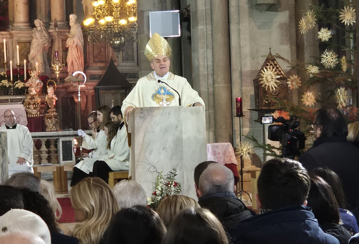 Bischof Ivo Muser hat in Bozen das Pontifikalamt am Christtag gefeiert und die Menschwerdung Gottes in den Mittelpunkt gestellt: #Weihnachten sei das Fest einer Liebe, die konkret werde, „keine abstrakte Idee, sondern eine Liebe, die Hand und Fuß bekommt“
facebook.com/BZBXnet