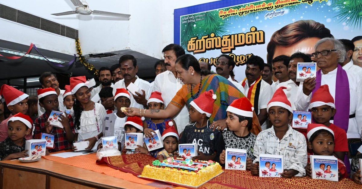 Kalidass1521's tweet photo. #தேசியமுற்போக்குதிராவிட #கழகத்தின்கேப்டன்ஆலயம் #தலைமைக்கழகத்தில்இன்று (25.12.2025) #புரட்சிஅண்ணியார் #கழகப்பொதுச்செயலாளர்திருமதி #பிரேமலதாவிஜயகாந்த்அவர்கள் #கழககொடிஏற்றி, #குழந்தைகளுடன்கேக்வெட்டியும், #மகளிர்அணியினனர்
#தேசியமுற்போக்குதிராவிடகழகம் #சமூகவலைதளஅணி 
#ம���ுரைவடக்கு https://t.co/7faNNnq6M1