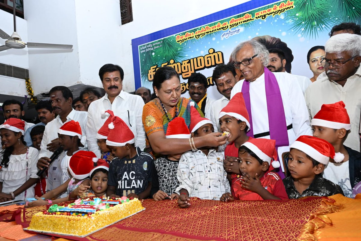 Kalidass1521's tweet photo. #தேசியமுற்போக்குதிராவிட #கழகத்தின்கேப்டன்ஆலயம் #தலைமைக்கழகத்தில்இன்று (25.12.2025) #புரட்சிஅண்ணியார் #கழகப்பொதுச்செயலாளர்திருமதி #பிரேமலதாவிஜயகாந்த்அவர்கள் #கழககொடிஏற்றி, #குழந்தைகளுடன்கேக்வெட்டியும், #மகளிர்அணியினனர்
#தேசியமுற்போக்குதிராவிடகழகம் #சமூகவலைதளஅணி 
#ம���ுரைவடக்கு https://t.co/7faNNnq6M1