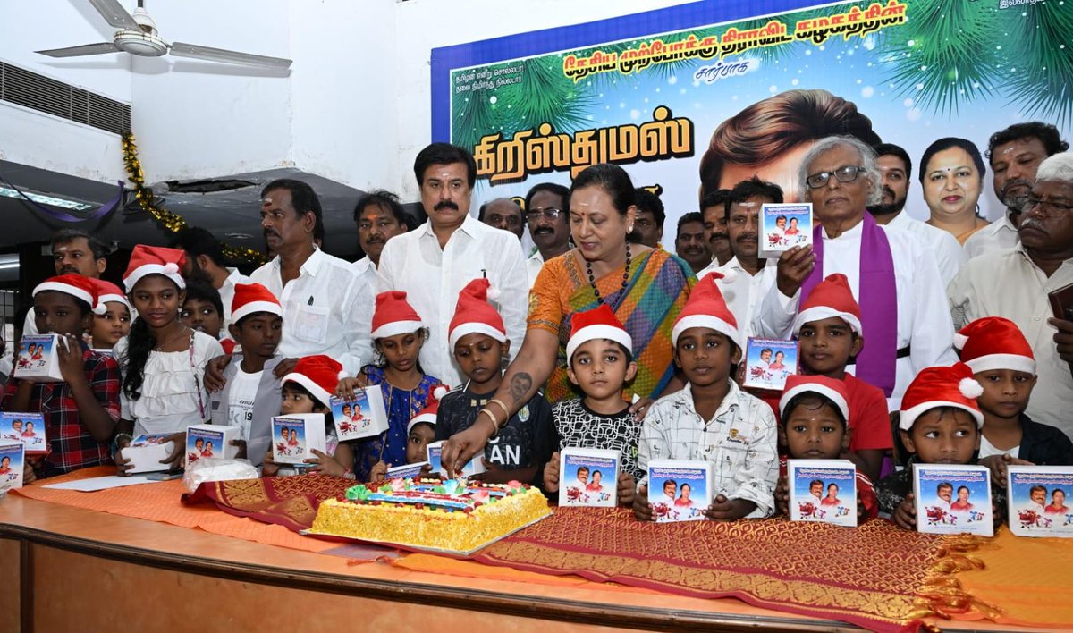 Kalidass1521's tweet photo. #தேசியமுற்போக்குதிராவிட #கழகத்தின்கேப்டன்ஆலயம் #தலைமைக்கழகத்தில்இன்று (25.12.2025) #புரட்சிஅண்ணியார் #கழகப்பொதுச்செயலாளர்திருமதி #பிரேமலதாவிஜயகாந்த்அவர்கள் #கழககொடிஏற்றி, #குழந்தைகளுடன்கேக்வெட்டியும், #மகளிர்அணியினனர்
#தேசியமுற்போக்குதிராவிடகழகம் #சமூகவலைதளஅணி 
#ம���ுரைவடக்கு https://t.co/7faNNnq6M1