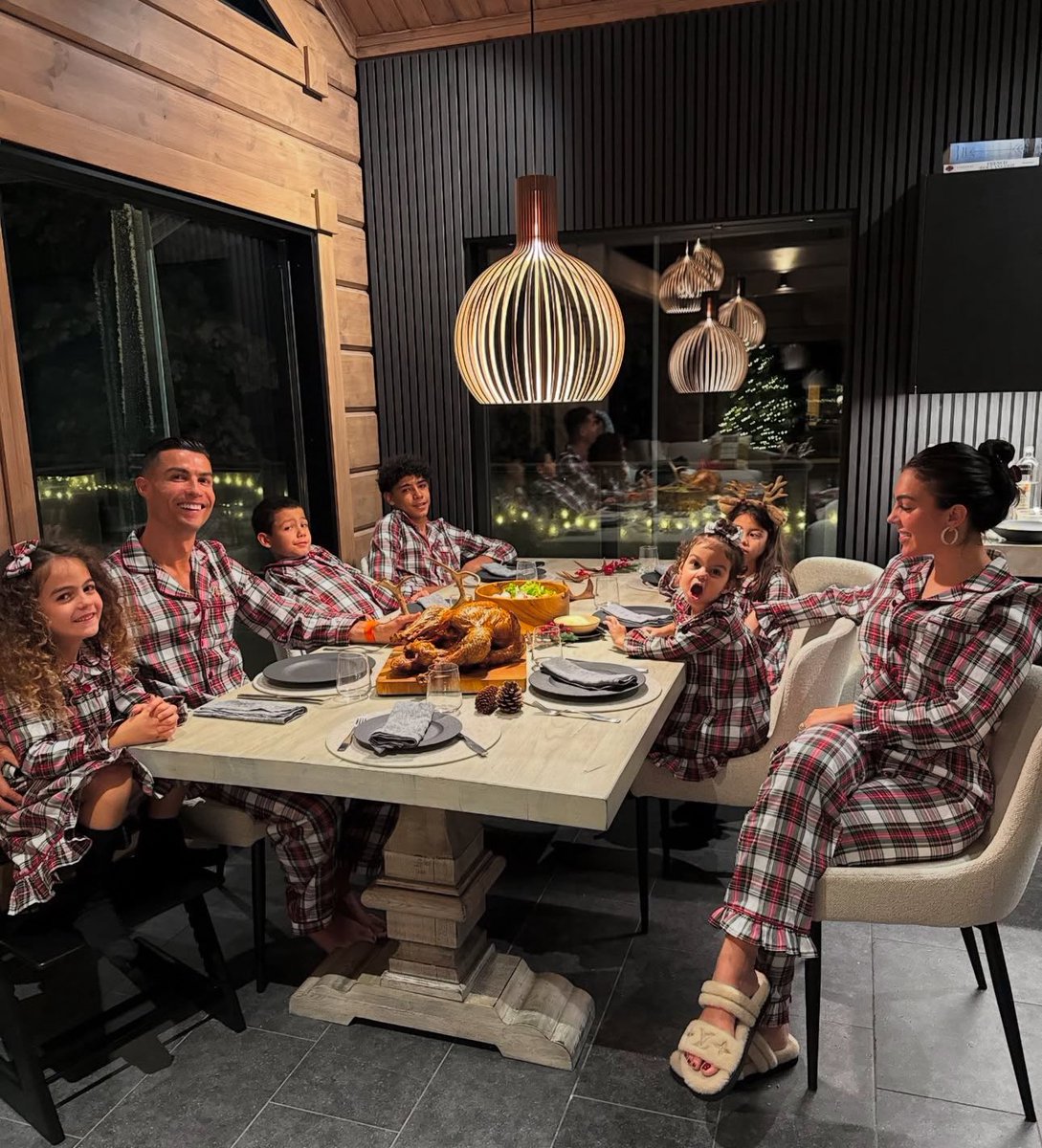 georginagio_bae's tweet image. Merry Christmas everyone 🎁🎄