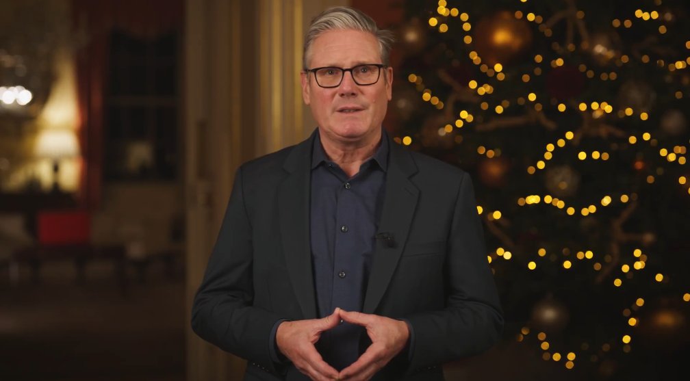 EssexgoonerMr's tweet image. Kier Starmer delivering his Christmas message to the Nation with his usual HAND signal to his masters. SICKENING!
