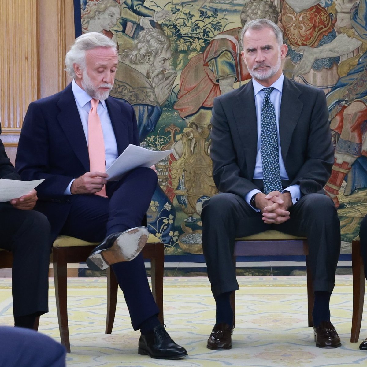 "Los extremismos, los radicalismos y populismos  se nutren de la desinformación", dice el rey.

La coherencia...