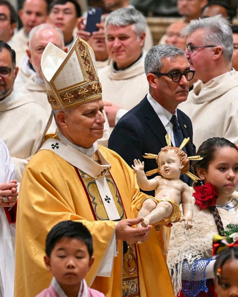«La Navidad no es una idea que resuelve los problemas, sino una historia de amor que nos cambia».

- Papa León XIV