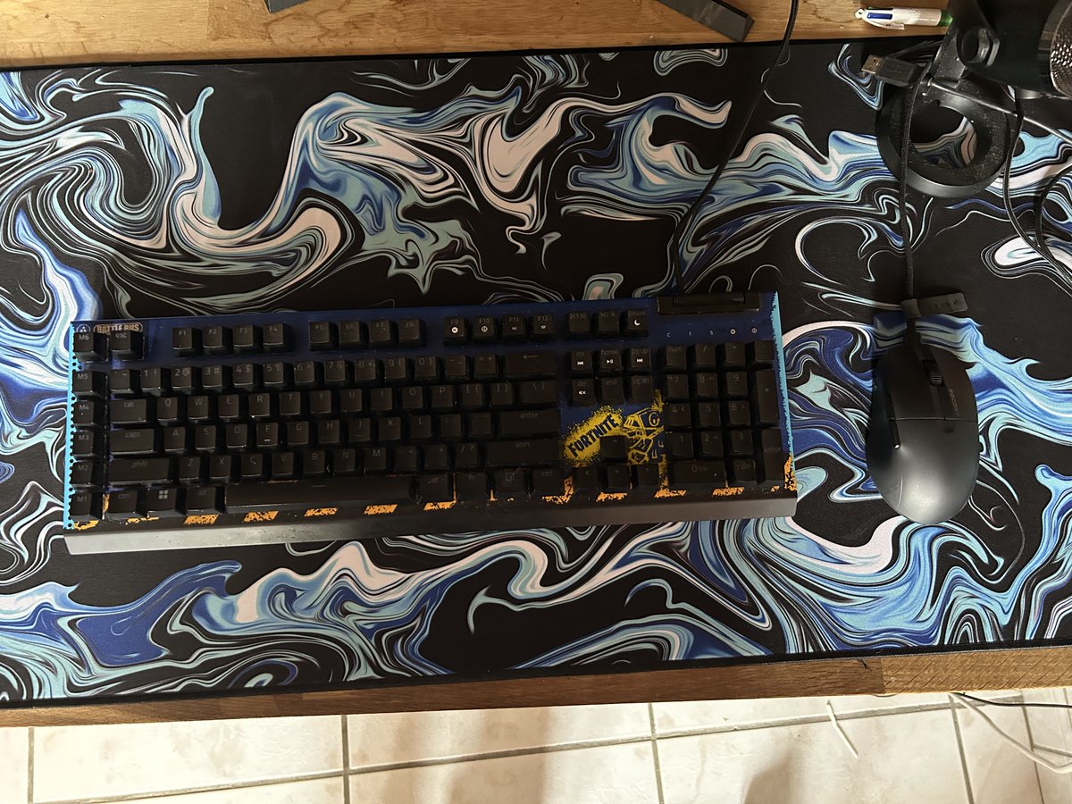 Rayaaa je pleure sur le poulet 🤯 <a href="/EMXXRR/">EMXXRR</a> petite question le 1 sur 200 c'est pour dire qu'il en a 200 ou j'ai eu le tapis numero 1 ?