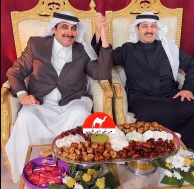 ان حضرنا ندحم القوم بالجنب المتين
وان جرحنا يبطي الجرح منا مابرا

ومن تقدم من عتيبه ترانا فايزين
كلنا بالاسم والفعل والراي اخشرا

#ابن_سمار
#ابن_جدعان
#سمارات
#مهيوبات
#مهرجان_الملك_عبدالعزيز_للإبل10