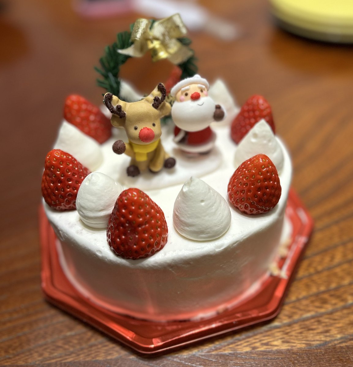 thinatan's tweet photo. ヒルトン小田原のクリスマスケーキ7,000円なんですがマーガリン使ってるのに気がついて泣いてます。バター使ってくれよ。 https://t.co/7N8se01NR7