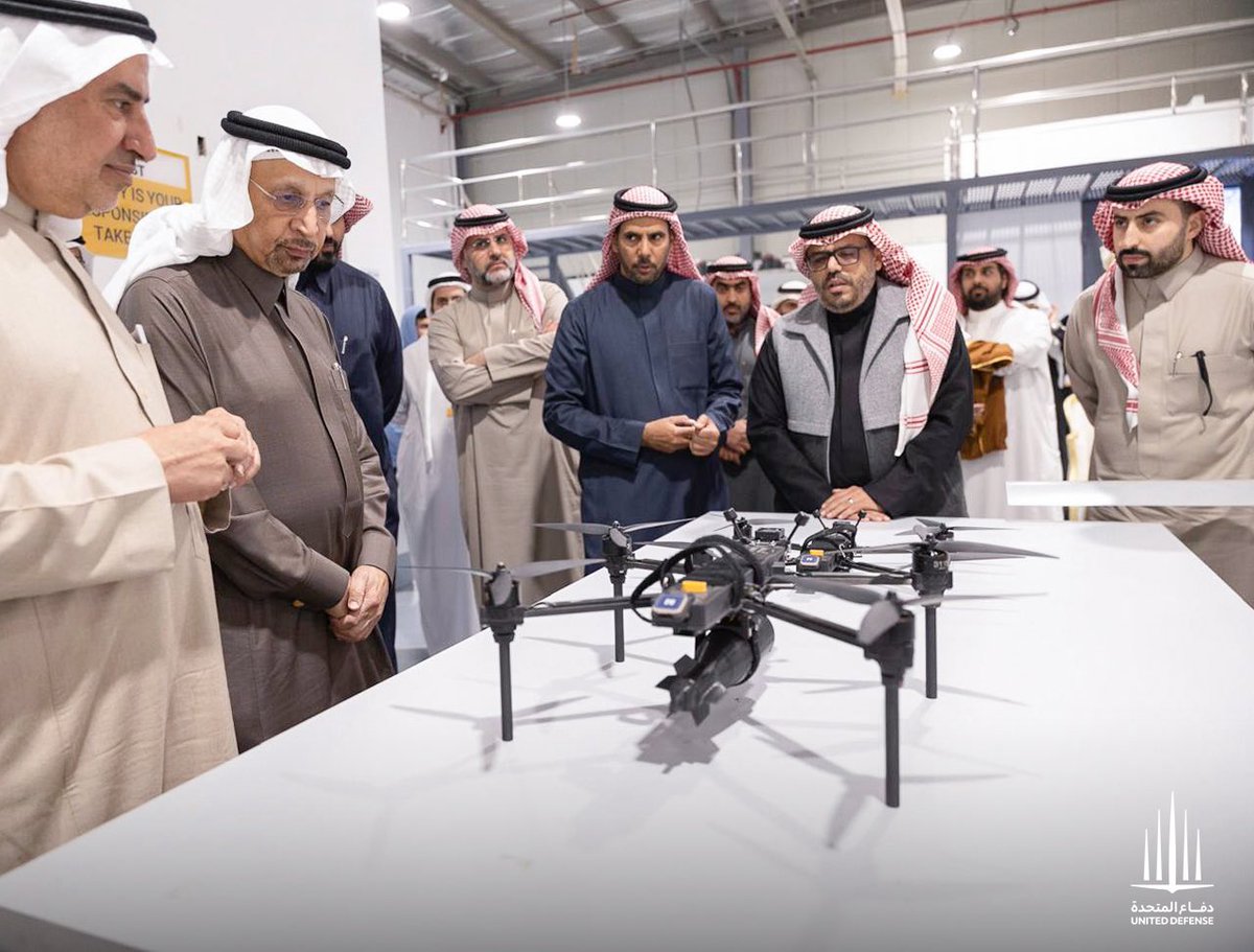 UDef_sa's tweet image. تشرف مصنع #دفاع_المتحدة بزيارة معالي المهندس خالد الفالح @Khalid_AlFalih وزير الاستثمار . 
واطلاعه على سير العمل، ولقائه بالشباب السعودي العاملين في المصنع في تجسيد عملي لدعم الاستثمار وتوطين الصناعات، وتأكيداً على دور الكفاءات الوطنية في تطوير التقنيات الدفاعية.