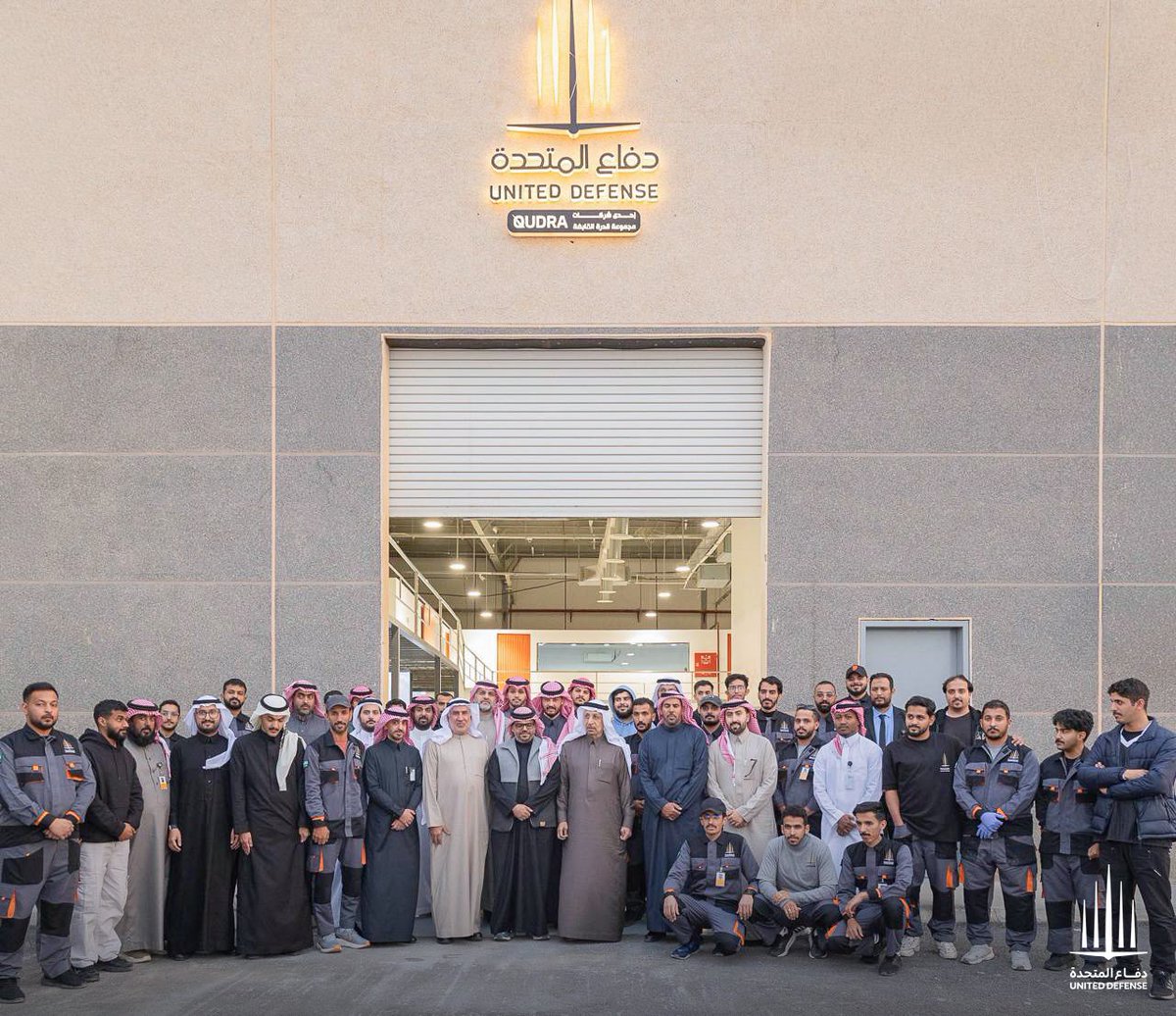UDef_sa's tweet image. تشرف مصنع #دفاع_المتحدة بزيارة معالي المهندس خالد الفالح @Khalid_AlFalih وزير الاستثمار . 
واطلاعه على سير العمل، ولقائه بالشباب السعودي العاملين في المصنع في تجسيد عملي لدعم الاستثمار وتوطين الصناعات، وتأكيداً على دور الكفاءات الوطنية في تطوير التقنيات الدفاعية.