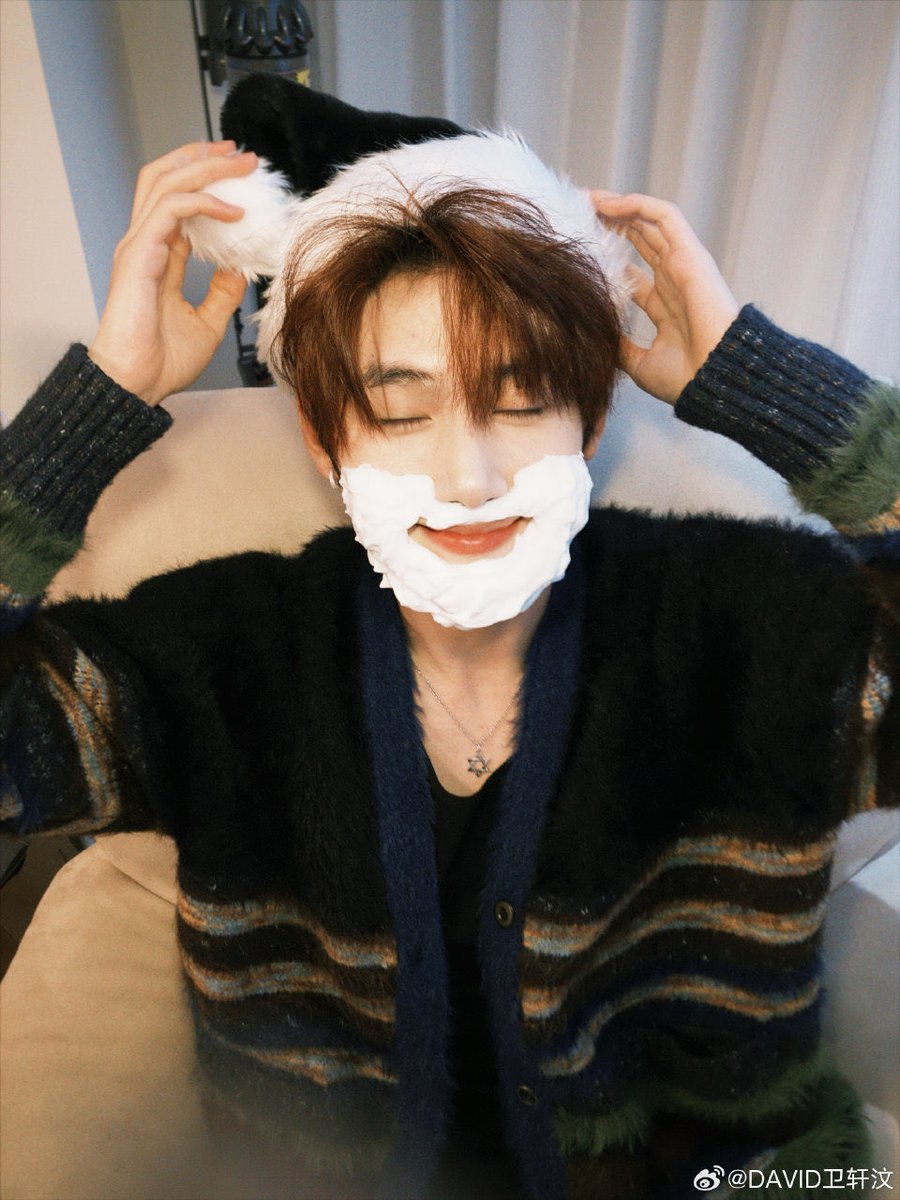 davidwei_th's tweet photo. David Weibo Update 
“Check this out, this guy woke up and realized he had a white beard 😱” - David 

Santa David is coming to town 😂🎄☃️🎅

Check out more photos on Weibo
🔗 https://t.co/MY1IWgjkp2

#David #WeiXuanwen #卫轩汶 #David卫轩汶 https://t.co/nRbxxcowZt