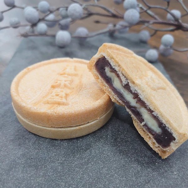 シェフの実家の『栄泉堂』のバター最中、実は東京の↓でも買える！

・上野『のもと』
・秋葉原『のもと』
・東京駅『紀ノ国屋アントレ』
・有楽町『宮城ふるさとプラザ』

類似商品でこっちも甘じょっぱくて同じくらい美味しいのでぜひに！