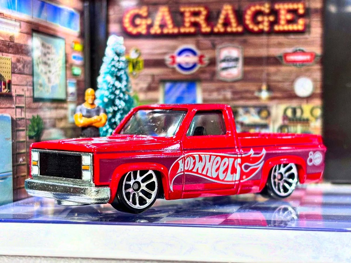 CHEVY・SILVERADO '83 HWマテル70周年記念8pack car中の一台✨ こちら