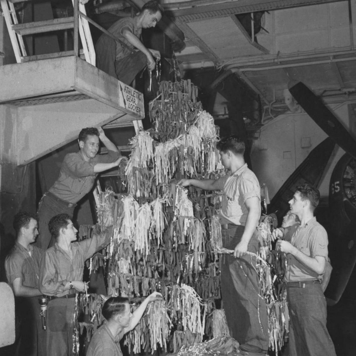 250 Years of Christmas at Sea - mailchi.mp/usni/2025-chri…