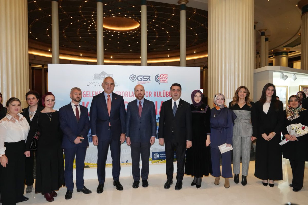 Cumhurbaşkanlığı Millet Kütüphanesi’nde düzenlenen “Evvel | Bir Mirasın İzinde” karma sergisinin açılışını gerçekleştirdik.

Geleneksel sanatlarımız; Selçuklu’dan Osmanlı’ya uzanan köklü medeniyetimizin, inançla ve estetikle yoğrulmuş en güçlü anlatımıdır.

Sanatlarımıza sahip