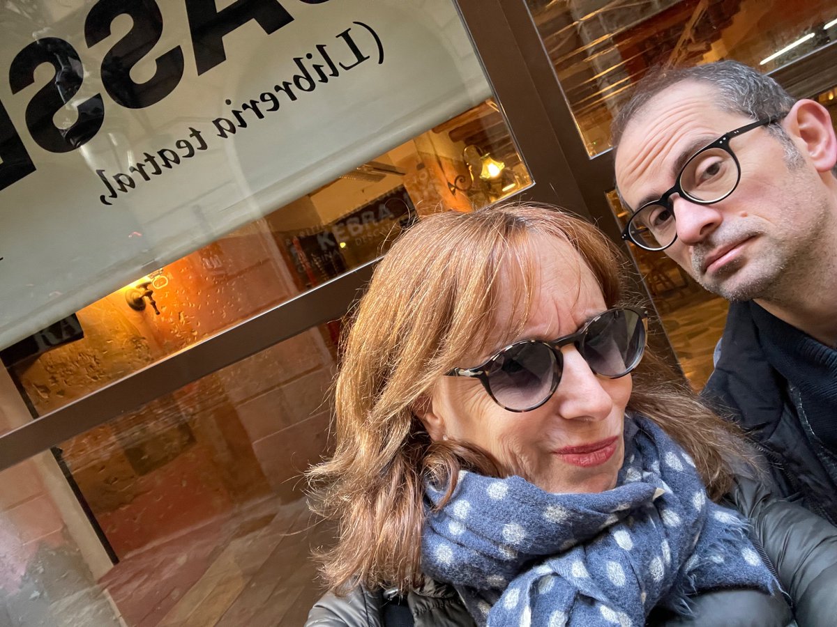 Visca Jàssera!!! 
(La nova llibreria teatral del <a href="/ferranutzet/">Ferran Utzet</a>).
Aquí  amb el <a href="/llatzer_garcia/">Llàtzer Garcia</a> fent cara de “quan pensa obrir…”
Regaleu llibres de teatre, bones festes a tothom 🎄