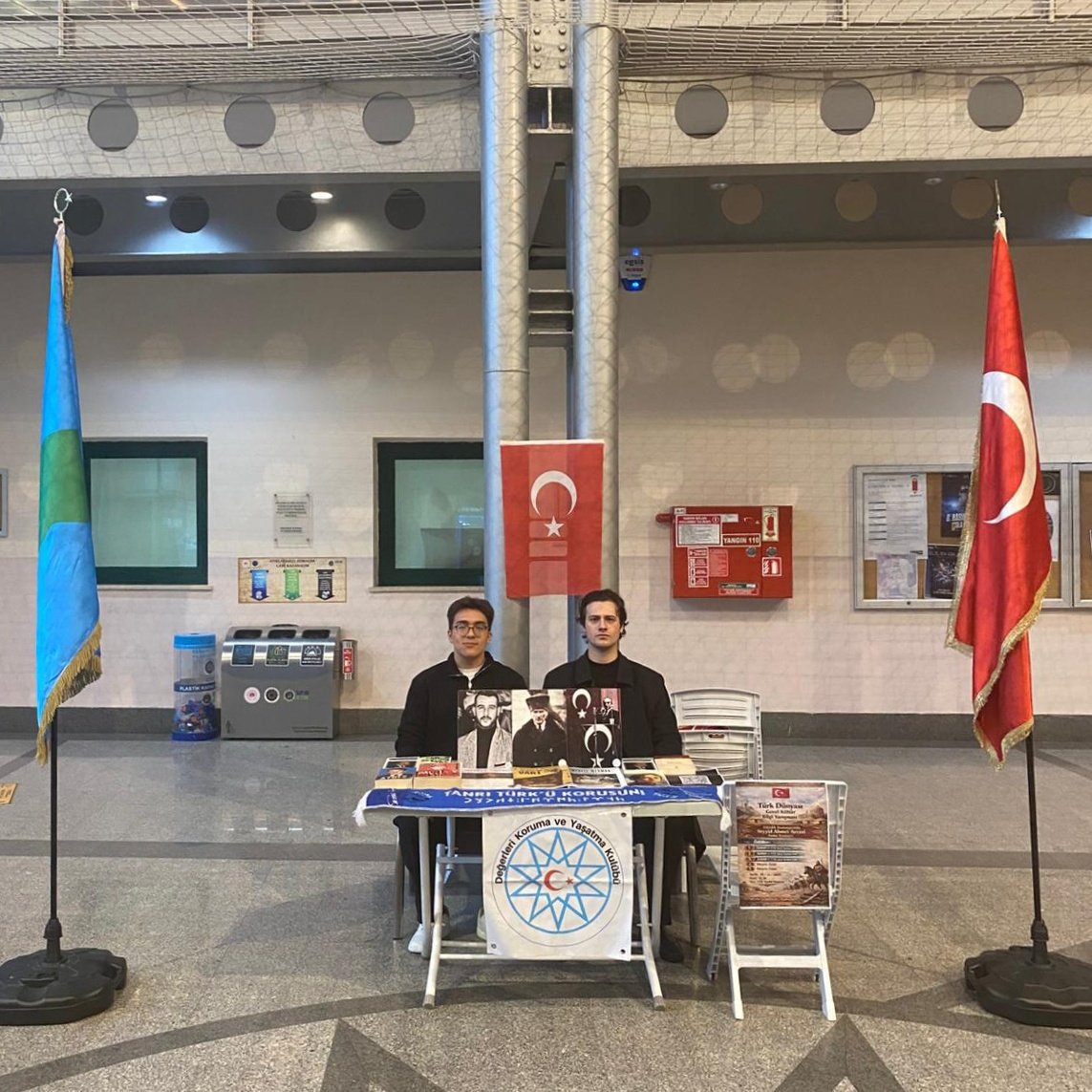 Mesele Mecmua Dergi ve Türk Kahramanlar Serisi Çizgi Romanımızın tanıtım standını açmış bulunuyoruz. Yayınlarımızı temin etmek ve kulübümüz hakkında bilgi almak için Yabancı Diller Yüksekokulu binasının girişinde standımıza uğrayabilirsiniz.