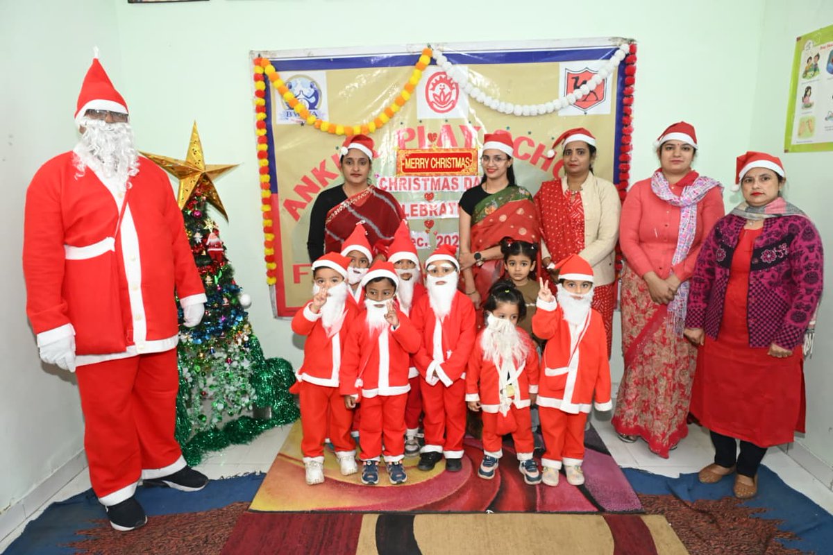 BSF_Rajasthan's tweet photo. Ankur Play School #BSFRajasthan was celebrated #𝐂𝐡𝐫𝐢𝐬𝐭𝐦𝐚𝐬𝐃𝐚𝐲.
#Santas spread joy & cheer. The celebration highlighted the message of love, tolerance and faith, truly reflecting the spirit of Christmas. 🎄✨
#MerryChristmas https://t.co/1OPjY6Metd