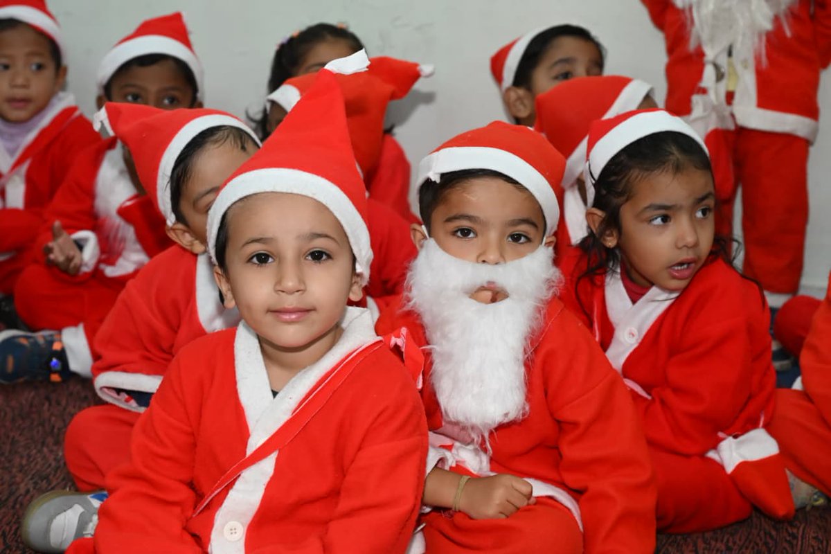 BSF_Rajasthan's tweet photo. Ankur Play School #BSFRajasthan was celebrated #𝐂𝐡𝐫𝐢𝐬𝐭𝐦𝐚𝐬𝐃𝐚𝐲.
#Santas spread joy & cheer. The celebration highlighted the message of love, tolerance and faith, truly reflecting the spirit of Christmas. 🎄✨
#MerryChristmas https://t.co/1OPjY6Metd