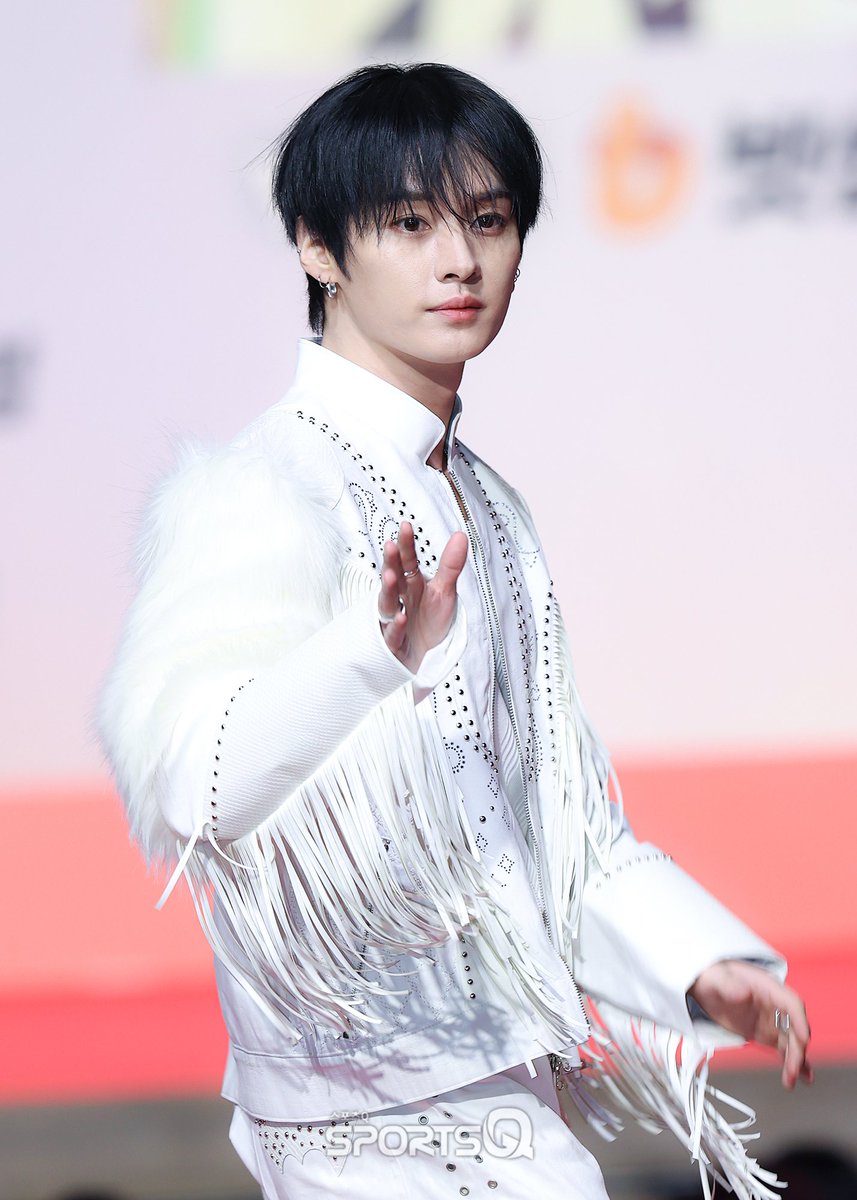 [#포토Q] 251225 ‘리노’ 2025 SBS 가요대전‘ 레드카펫

📌sportsq.co.kr/news/articleVi…

#리노 #LEEKNOW
#스트레이키즈 #StrayKids
#2025SBS가요대전 #가요대전