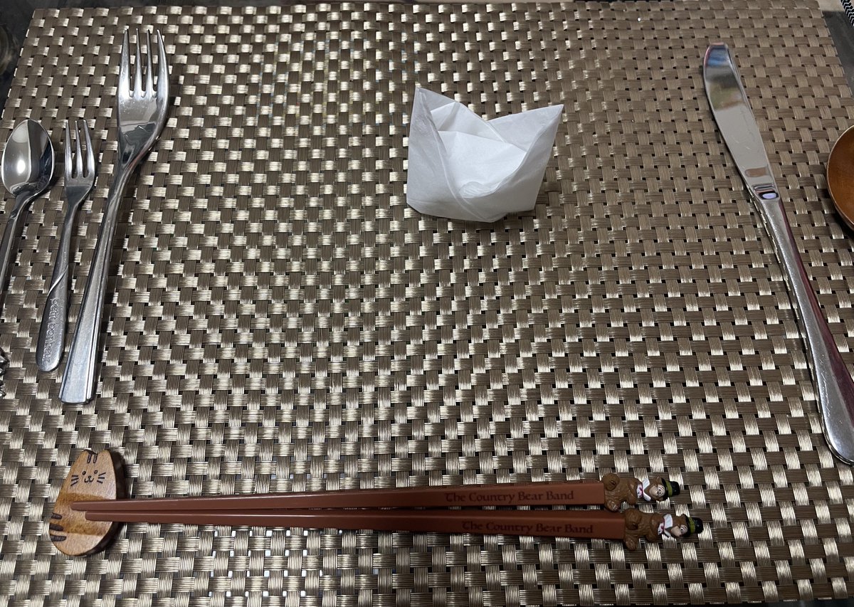 hirop0017's tweet photo. 帰宅したら家がすごいことになってた😂

遅ばせながらメリークリスマス🎄🍾 https://t.co/M2QjwrWXMA