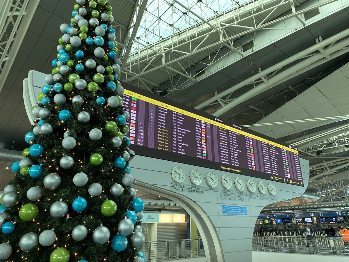 C’est Noël ! Il est temps de rentrer ! Les travaux nous attendent ..3 jours chrono pour tout boucler ! Plafond +peinture + papiers peints ! #aeroport #porto #paris