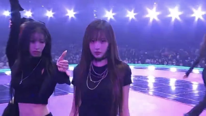 foraespl1's tweet image. sm’s xenophobia towards giselle genuinely needs to be studied because tell me why they gave every other member except gigi a glitter top… she looks like a background dancer when she’s a MAIN ARTIST