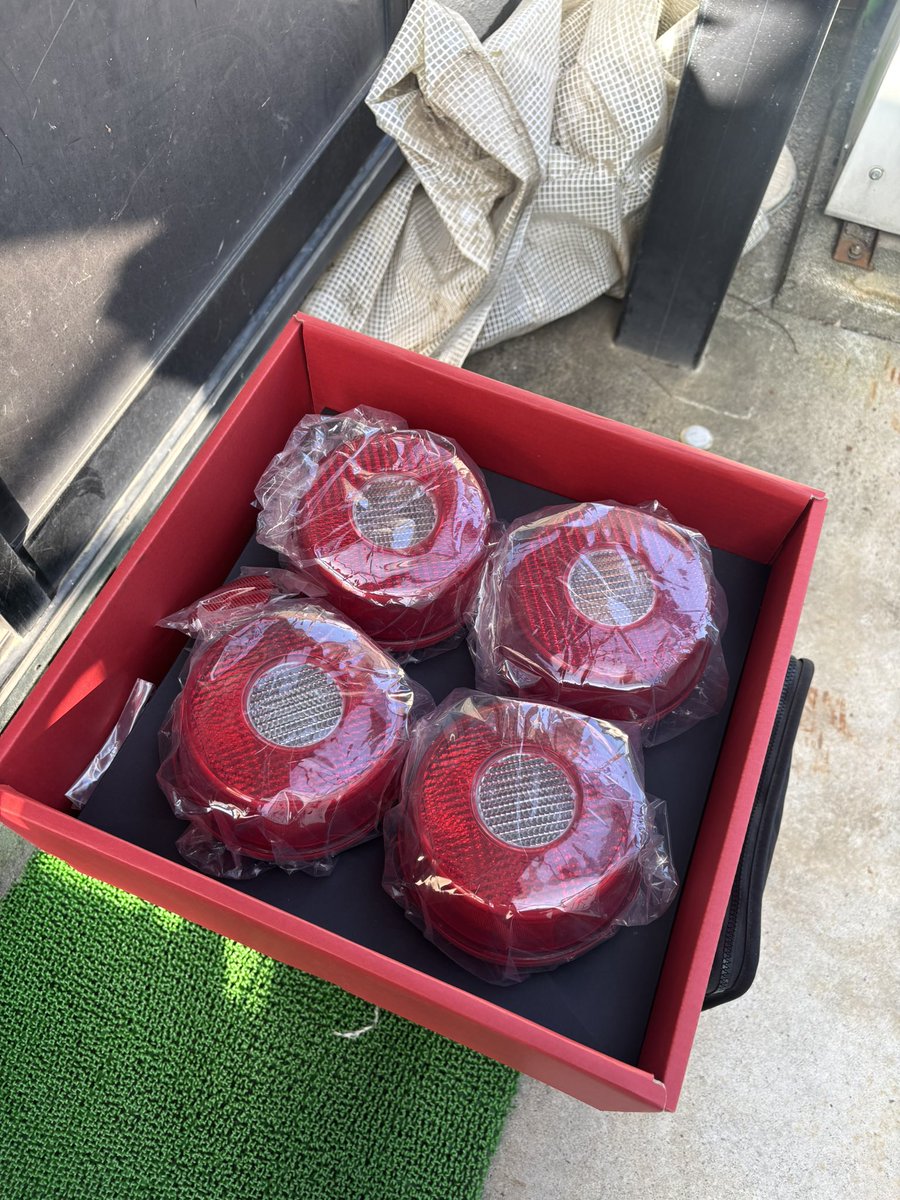 ZsanStars's tweet image. 10万くらいで360モデナの純正テールランプ欲しい方居ませんかね…？

保管状態は良いです！

#売ります