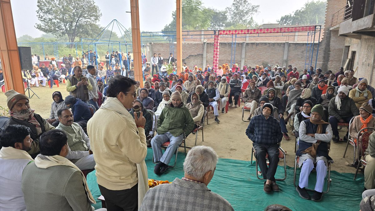 DeepakSinghINC's tweet photo. आज का दिन माँ के नाम होता है ………
अवसर मेरे अभिन्न मित्र श्री जितेंद्र तिवारी (पप्पू) जो रिश्ते में मेरे साले साहब हैं।
हर वर्ष अपनी माता जी के नाम से अमेठी के विभिन्न क्षेत्रों में अच्छा योगदान देने वाले नागरिकों,  प्रधान, BDC,  अध्यापक, व पत्रकार बंधुओं का सम्मान समारोह आयोजित करते हैं, जरूरतमंदों को कंबल वितरण करते हैं।
लगभग 12 वर्षों से लगातार इस कार्यक्रम में मुझे मुख्यतिथि के तौर पर बुलाते हैं पर आज तय हुआ अब आगे से रिस्तेदार के तौर पर बुलायेंगे!
पप्पू भाई प्रधान भी रहे हैं परंतु कार्यक्रम केवल चुनावी बेला में नहीं अनवरत करते रहते हैं, इसलिए आपको दिल से आभार बहुत-बहुत धन्यवाद।
#Amethi