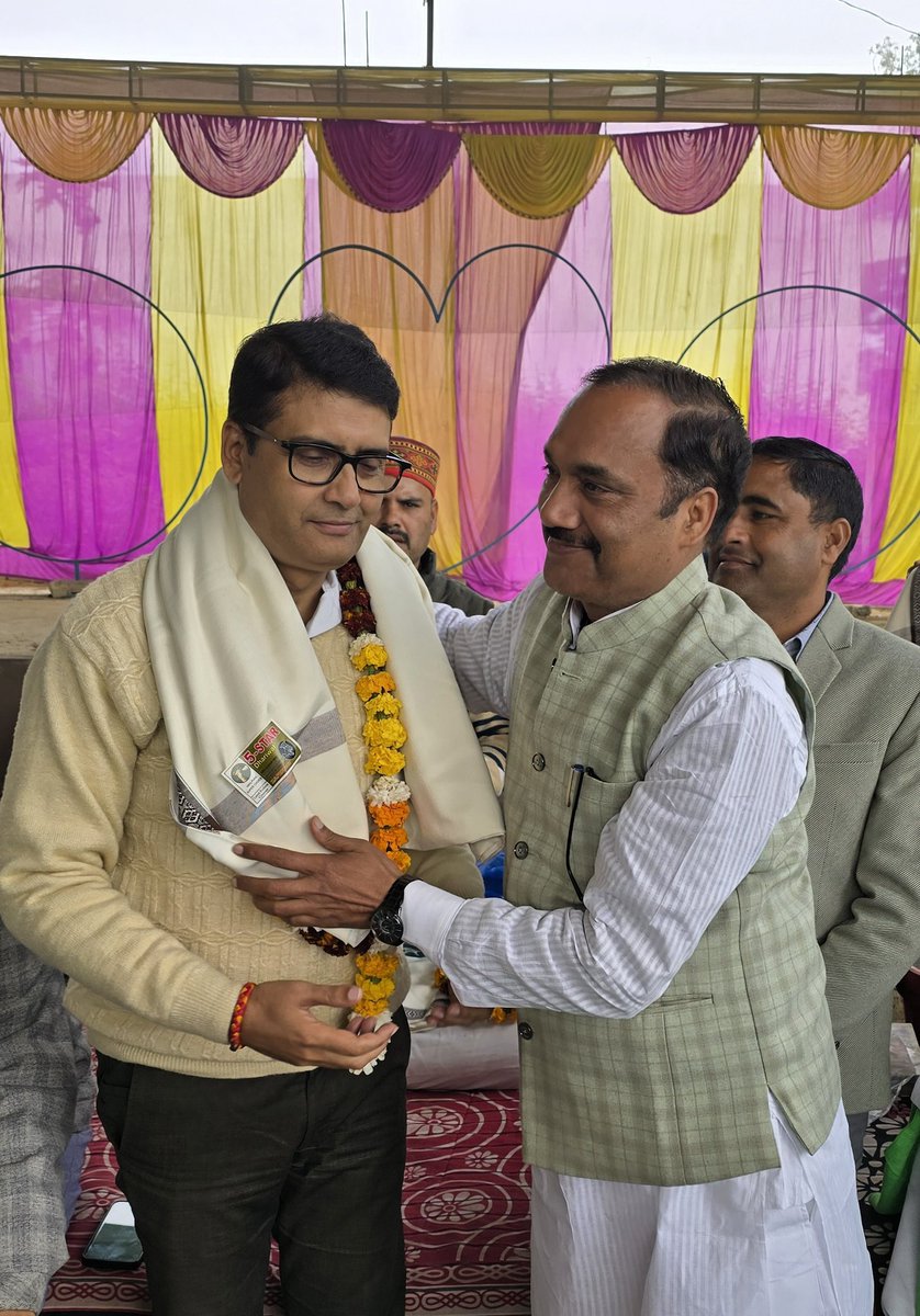 DeepakSinghINC's tweet photo. आज का दिन माँ के नाम होता है ………
अवसर मेरे अभिन्न मित्र श्री जितेंद्र तिवारी (पप्पू) जो रिश्ते में मेरे साले साहब हैं।
हर वर्ष अपनी माता जी के नाम से अमेठी के विभिन्न क्षेत्रों में अच्छा योगदान देने वाले नागरिकों,  प्रधान, BDC,  अध्यापक, व पत्रकार बंधुओं का सम्मान समारोह आयोजित करते हैं, जरूरतमंदों को कंबल वितरण करते हैं।
लगभग 12 वर्षों से लगातार इस कार्यक्रम में मुझे मुख्यतिथि के तौर पर बुलाते हैं पर आज तय हुआ अब आगे से रिस्तेदार के तौर पर बुलायेंगे!
पप्पू भाई प्रधान भी रहे हैं परंतु कार्यक्रम केवल चुनावी बेला में नहीं अनवरत करते रहते हैं, इसलिए आपको दिल से आभार बहुत-बहुत धन्यवाद।
#Amethi