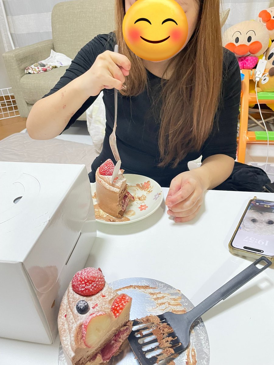 YHC67144880's tweet photo. 5号のケーキが二人で一瞬でなくなった🤤😋🤣
ってか、ほんと #benbeya のケーキはくどくないからぺろっと食べれちゃう😆 https://t.co/jxDappHUK8