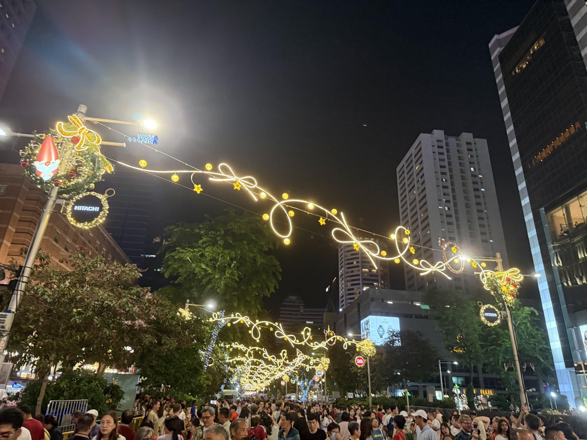 ChoiJi_a's tweet photo. Christmas is a time of comings and goings, everyone heading to their own holiday. Merry Christmas to everyone! #Singapore #Christmas #Photography #Scenery #Dailylife #싱가포르 #크리스마스 #사진 #풍경 #일상 https://t.co/DxPreZ8xzG