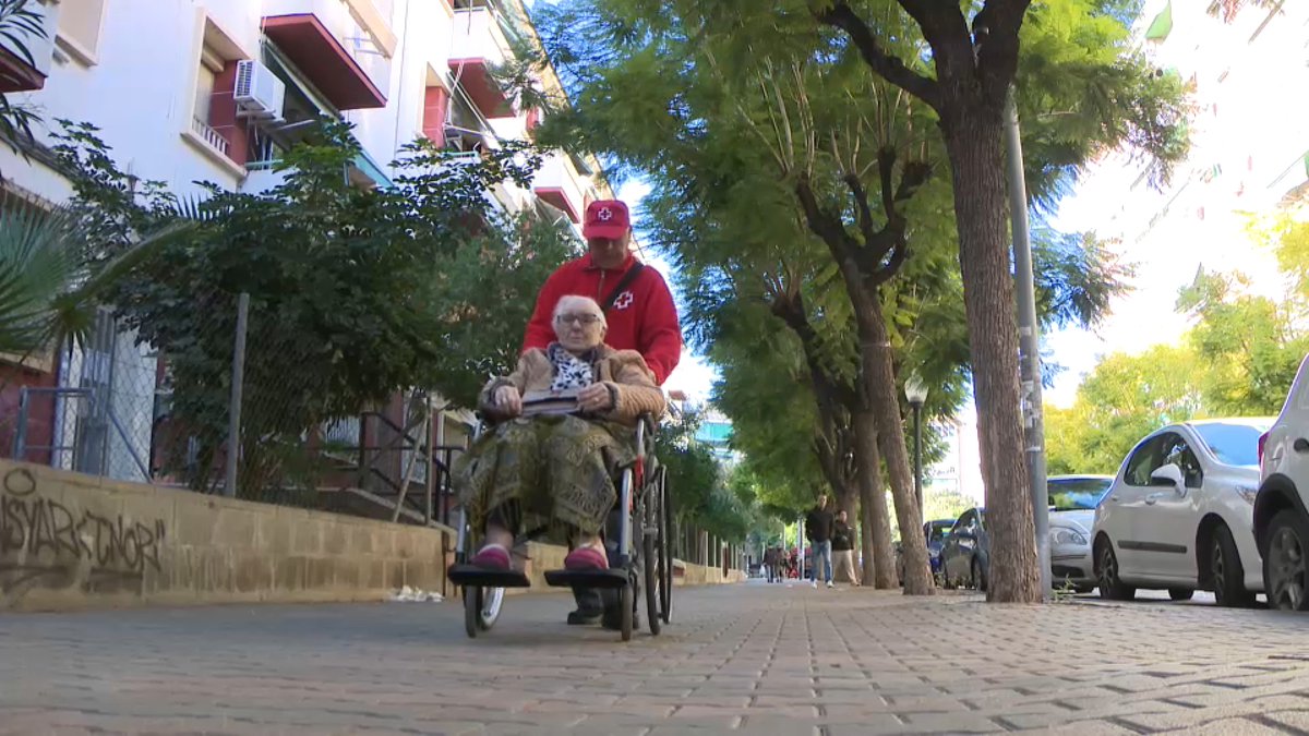 🗣️ “Torne a sentir l’aire i el sol. En cinc mesos no he eixit de casa”. 

És l'experiència d'Anselma, veïna d'Alacant de 93 anys, a qui <a href="/CruzRojaAL/">Cruz Roja en Alicante</a> ajuda a trencar la soledat no desitjada. 

Hem parlat amb ella i Paco, el voluntari que la visita. 

📲 apuntmedia.es/1_1c06f5