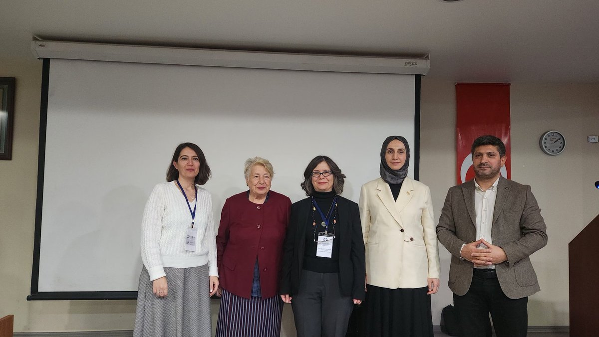 1. oturum sona ermiş ve konuşmacılarımıza teşekkür belgeleri takdim edilmiştir.