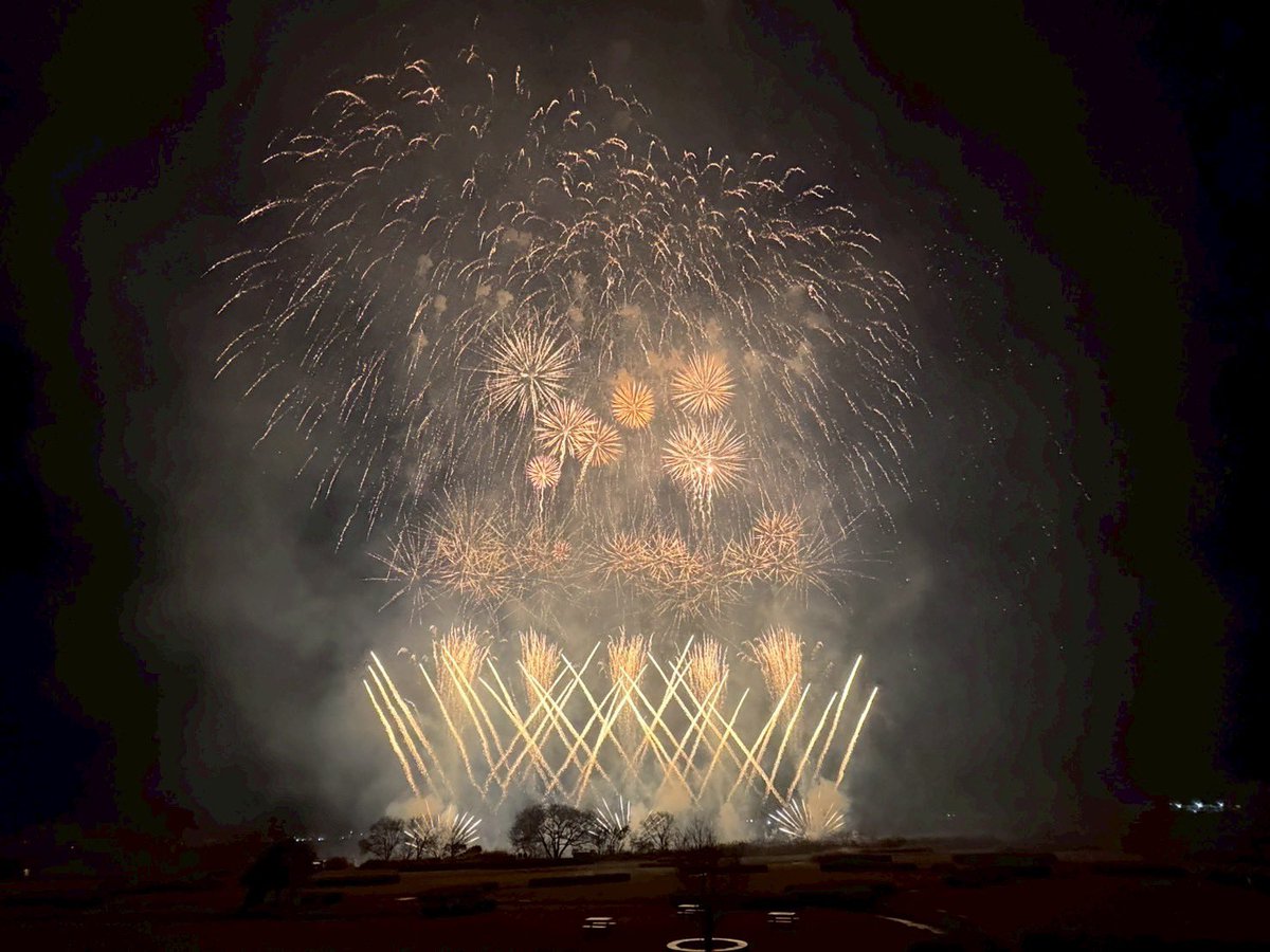 冬の安倍川に、祈りの光を。

今夜、静岡の空を見上げたすべての方へ。
1200発の小さな光に込めた、私たちの想いをお届けします。

2025年12月25日。私たちは、静岡市・安倍川河川敷において1200発のサプライズ花火を打ち上げました。