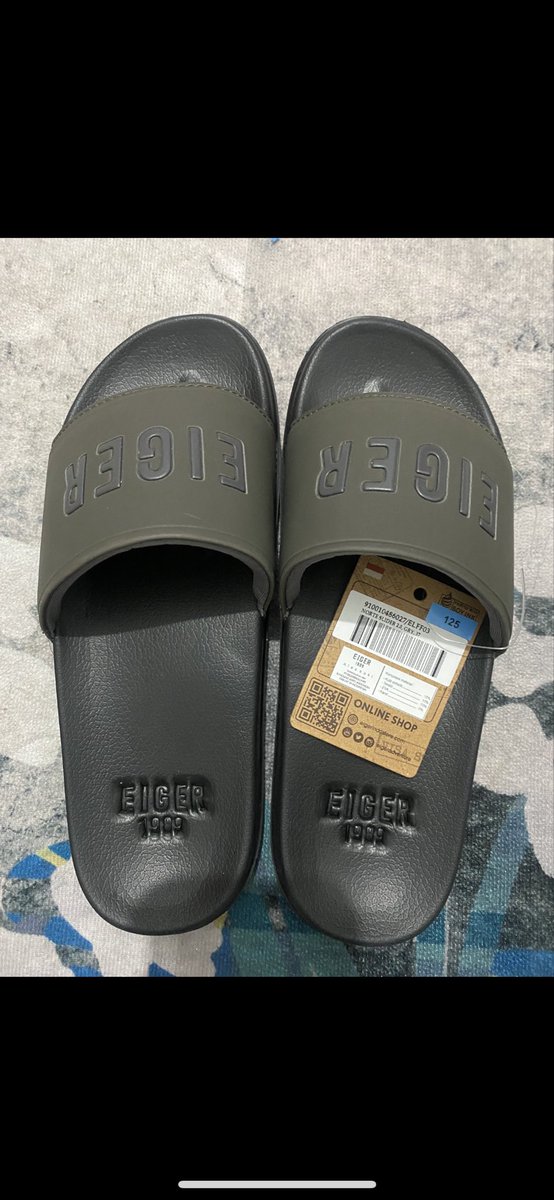 amrinaaa09's tweet photo. Masih baru ges, beli online ternyata kekecilan. Jual rugi 130k aja. Bisa by shopee. Uk 37 yaaa https://t.co/Pe2Ca7BORM