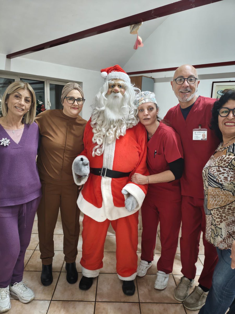 SMGorettiCdR's tweet photo. Quest’anno doppia magia: il bonario #BabboNatale e il burbero #Grinch! #Natale #Natale2025 #nonni #casadiriposo #nettuno #festa https://t.co/onvHPfFXHG