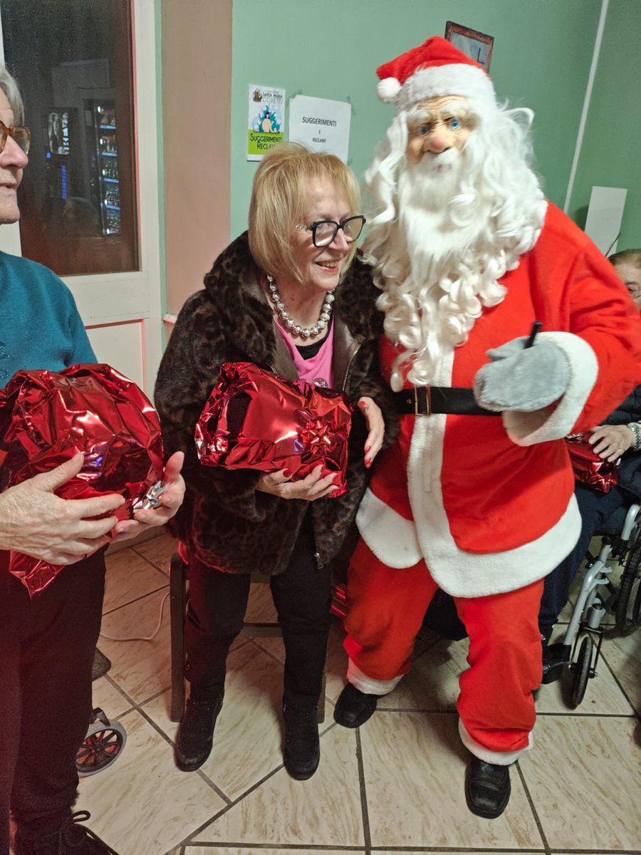 SMGorettiCdR's tweet photo. Quest’anno doppia magia: il bonario #BabboNatale e il burbero #Grinch! #Natale #Natale2025 #nonni #casadiriposo #nettuno #festa https://t.co/onvHPfFXHG