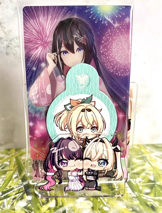 #C107ホロライブ #C107 冬コミで頒布するグッズが届きました ・拾ってアクスタは連携タイプなので並べられます ・アクリルメモスタンドは紙やカードを挟んで立てられます(手前に厚手の保護フィルムが貼られてますので剥がしてお使いください) ・缶バッジはまとめて使えば推し痛バ作れます