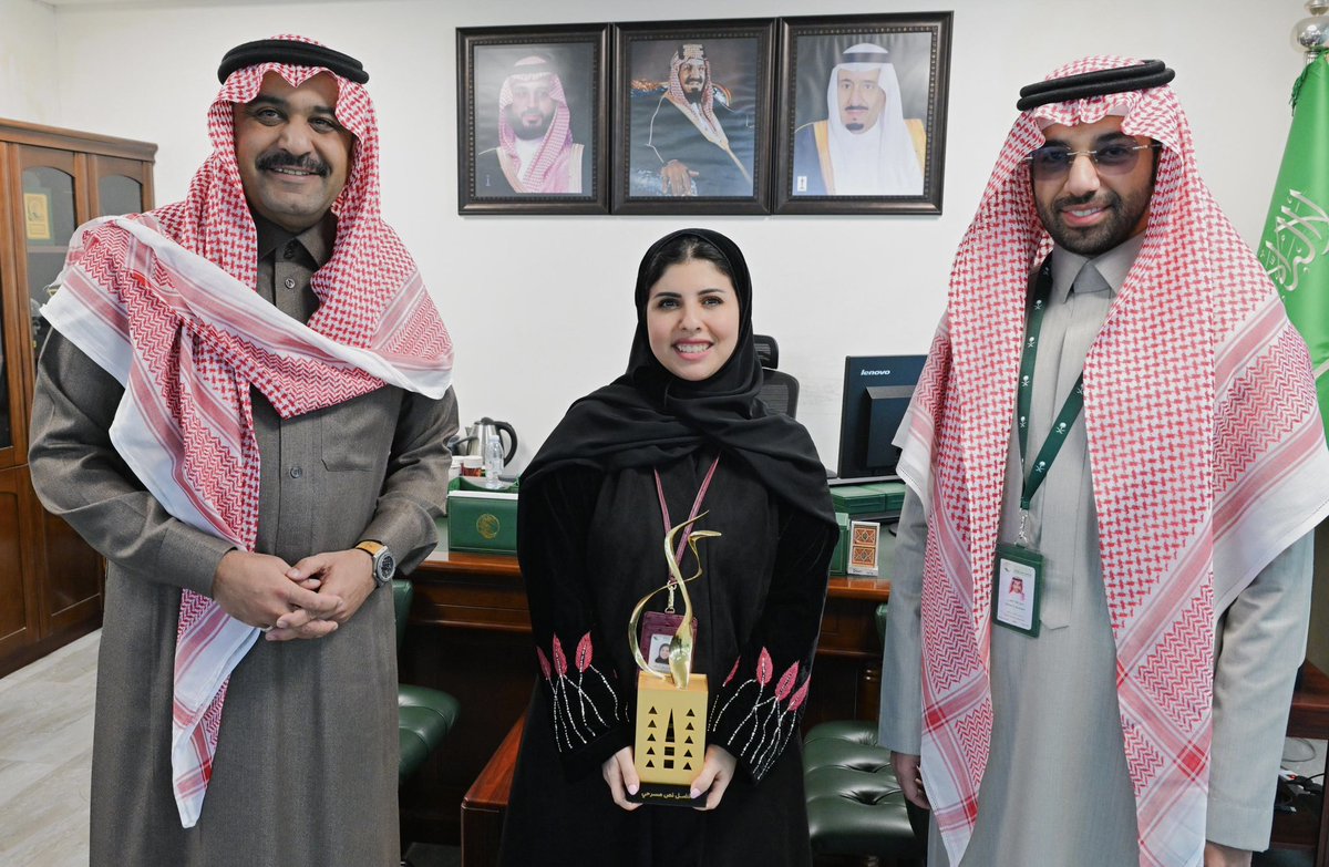 Esshraq's tweet image. ليس هناك أجمل من أن تعمل في بيئة مُحفِّزة تُقدِّر إبداعك وتُثني عليه

كل الشكر والتقدير لقائدنا المُلهم مدير إدارة الإعلام والعلاقات العامة ومركز الاتصال والإعلام الدولي في مركز الملك سلمان للإغاثة الأستاذ شلهوب الشلهوب، ولمُشرف الإعلام الرقمي الأستاذ مشعل المطيري 

على تهنئتهم…