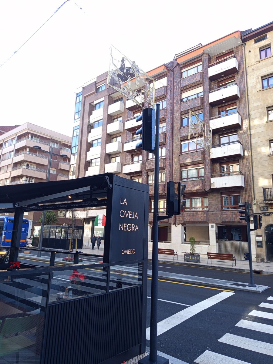 xurdonovski's tweet image. Que les construyesen una calle para ellos y encima cuando ponen un mamotreto de terraza que tapa el semáforo la solución sea subir el semáforo es humillante para el resto de habitantes de esta ciudad de mierda secuestrada por OTEA