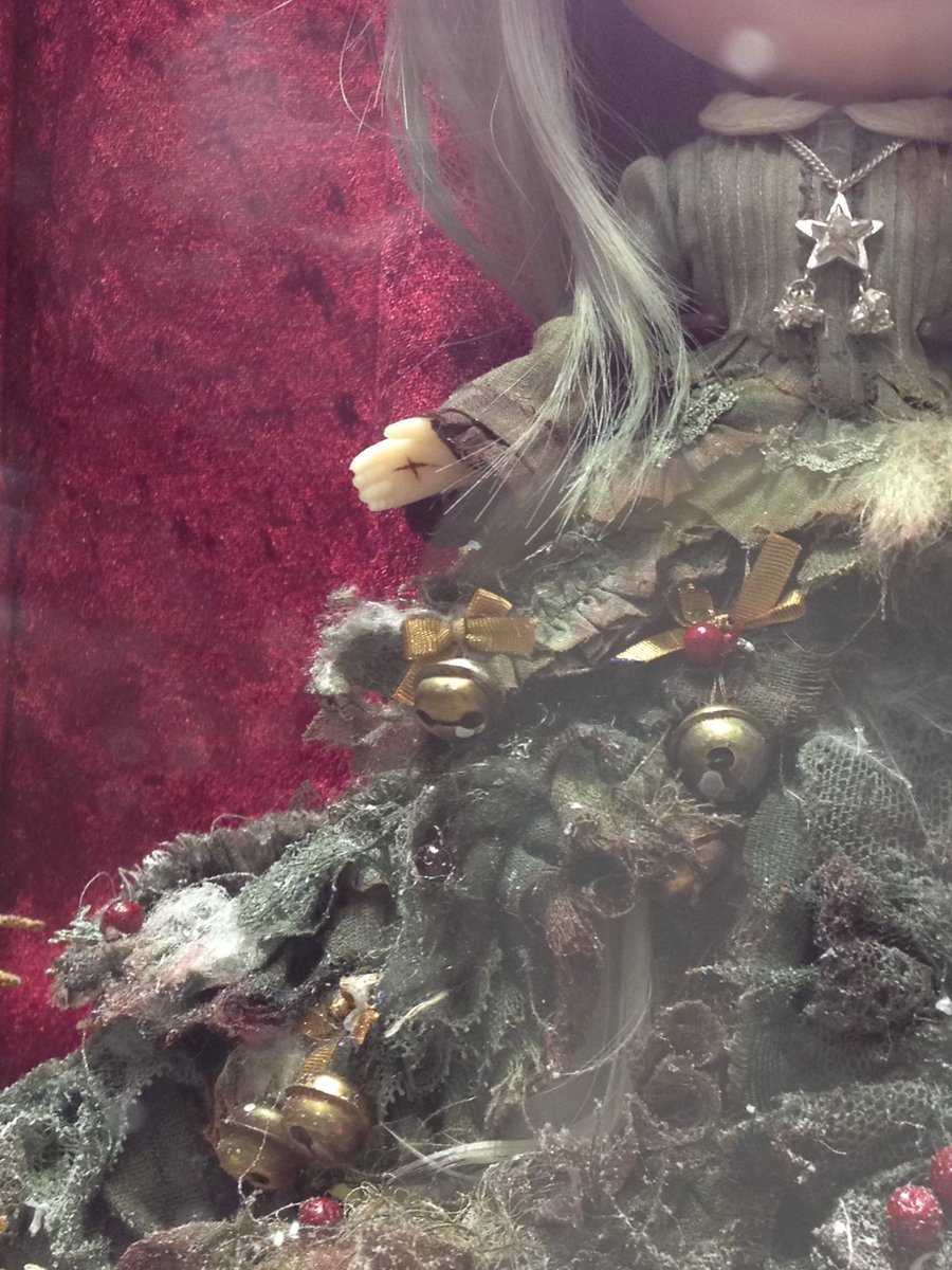 「12月25日のwho」

❄︎ストーリー、ディレクション、写真作品　二階健
❄︎ドールカスタム　みつばち
❄︎ネックレス　HOASHIYUSUKE
❄︎服　HIROKO（Daisy-D）

LeLe Junie Moon 新宿マルイワン
2012年

#櫁蜂 #blythe