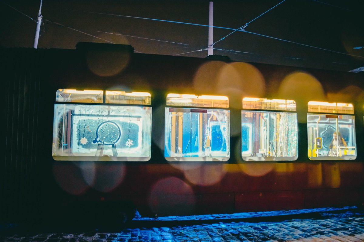 Цьогоріч різдвяний трамвай тільки такий. Зате який красивий був! ❤️‍🔥❄️