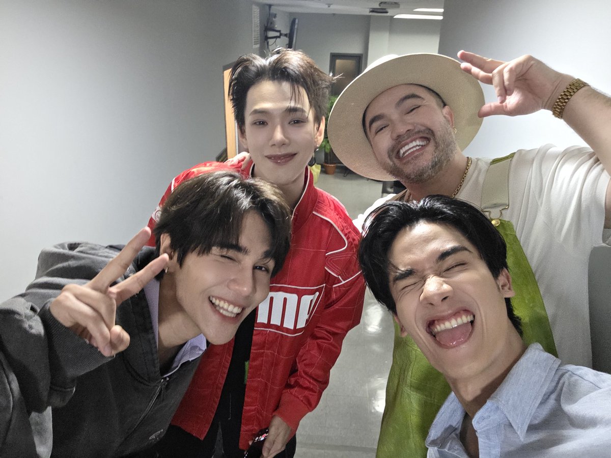 Merry Christmas 🎁⛄🎅🏽🎄 https://t.co/DavhCxzmcK