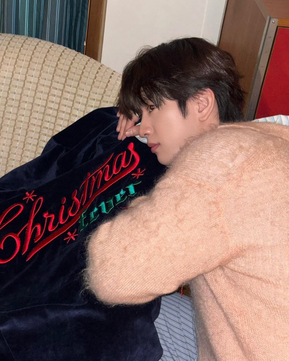 peachpage_net's tweet photo. 251225 녕스타그램 #ChristmasFever

Merry Christmas 🎄

https://t.co/3wOJTBCglc

#박진영 #진영 #ParkJinYoung #Jinyoung https://t.co/qQgYhpMguW